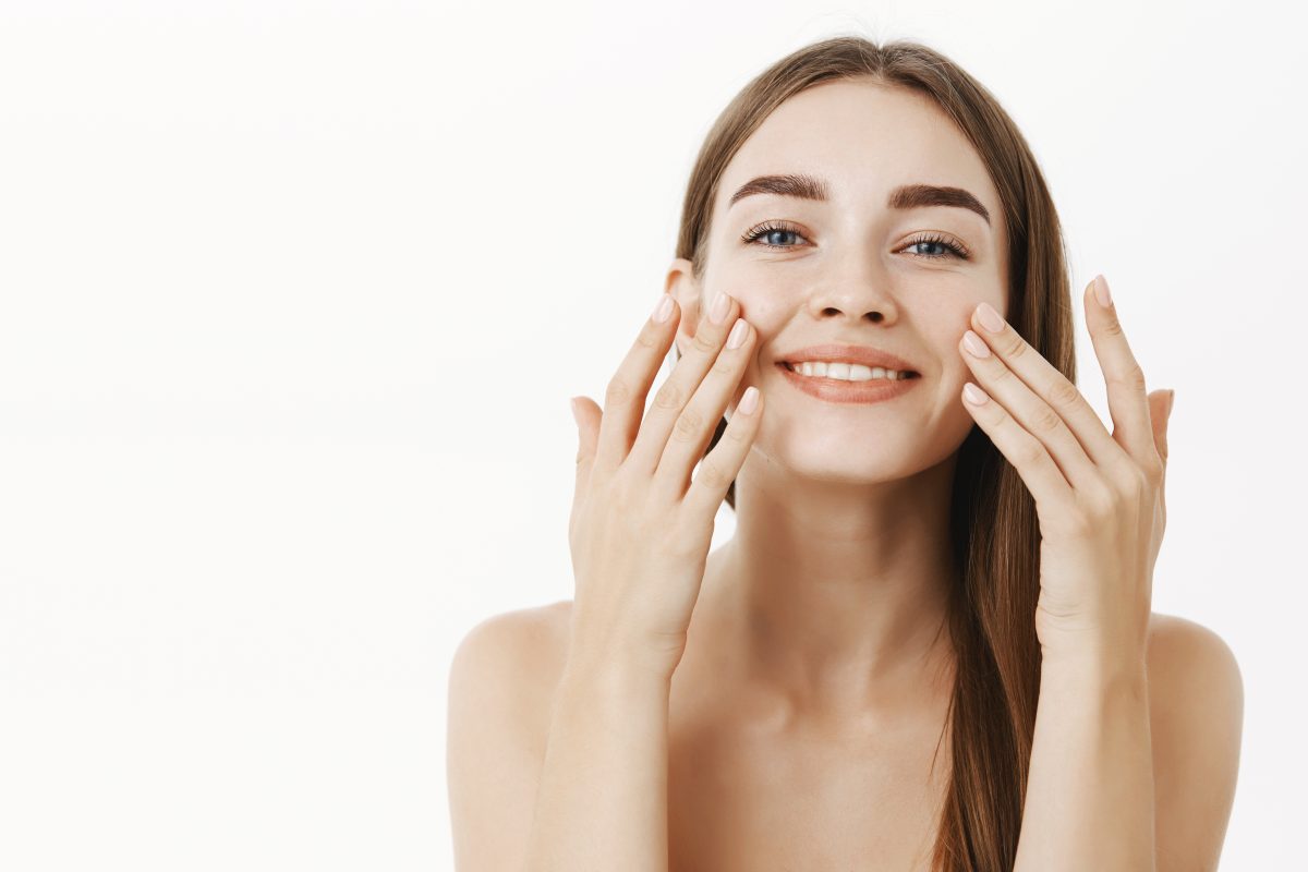 Limpieza facial de mujer